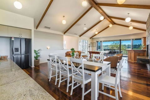 Mountain Majesty With Poolside Relaxing Getaway - Accommodation Bookings 0