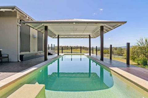 Mountain Majesty With Poolside Relaxing Getaway - Accommodation Bookings 1
