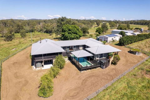 Mountain Majesty With Poolside Relaxing Getaway - Accommodation Bookings 2