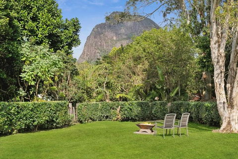 Mountain Views, Spa Bath, Pet Friendly, Near Zoo! - Accommodation Bookings 0