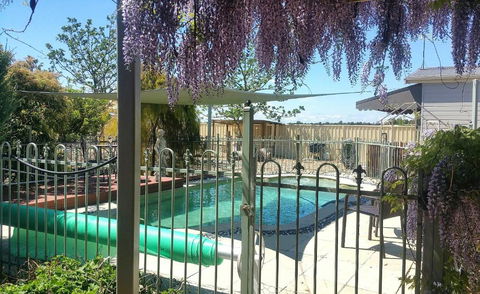 Must Love Dogs B&B & Self Contained Cottage - Accommodation Bookings 2