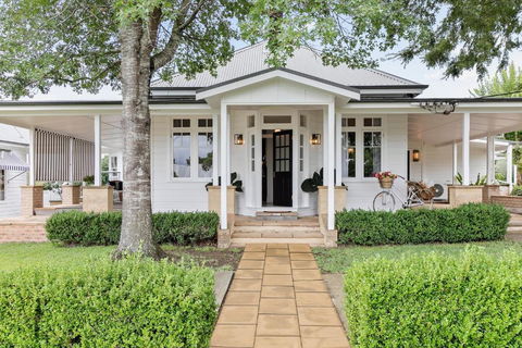 Narraweema Guesthouse - Historic Luxury BnB Retreat - Accommodation Bookings 1