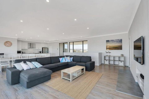 Nauticus - 82 Surfers Parade Middleton - BYO Linen - Accommodation Bookings 2