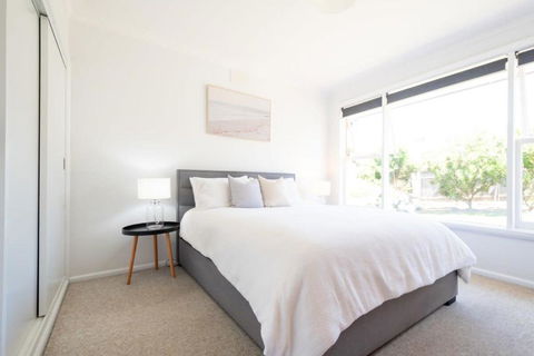 Near The CBD Perfect For Large Groups & Parking - Accommodation Bookings 1