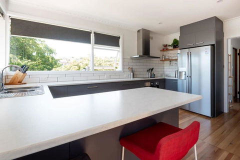 Near The CBD Perfect For Large Groups & Parking - Accommodation Bookings 0