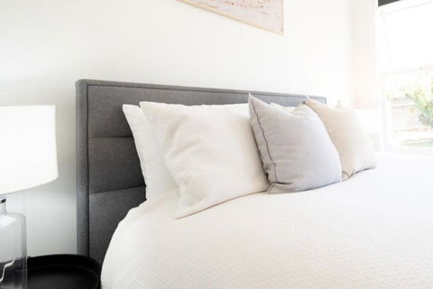 Near The CBD Perfect For Large Groups & Parking - Accommodation Bookings 3