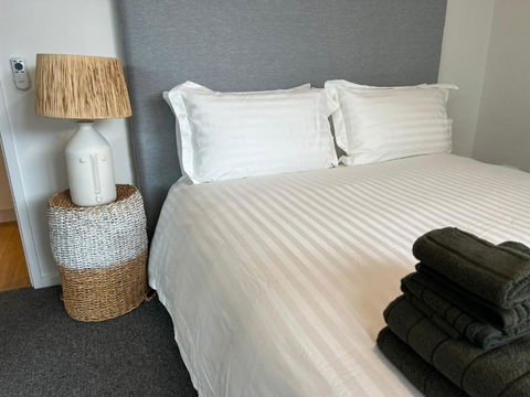 NEW BOUTIQUE 1bd Apt - Accommodation Bookings 3