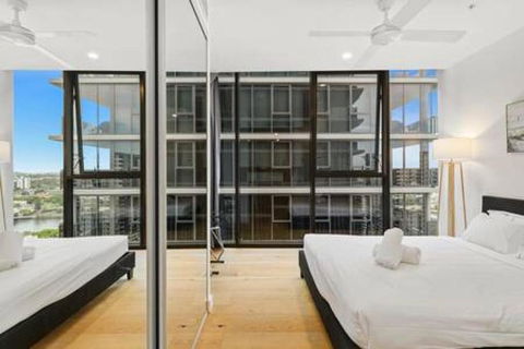 NEW Centrally Located High Level Studio Apartment - Accommodation Bookings 1