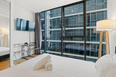 NEW Centrally Located High Level Studio Apartment - Accommodation Bookings 2