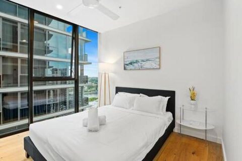 NEW Centrally Located High Level Studio Apartment - Accommodation Bookings 3