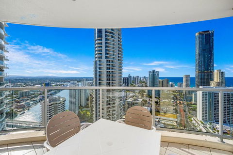 NEW Chevron Ocean Views Central Surfers. - Accommodation Bookings 1