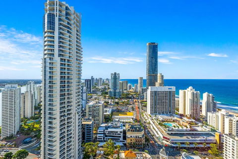 NEW Chevron Ocean Views Central Surfers. - Accommodation Bookings 3
