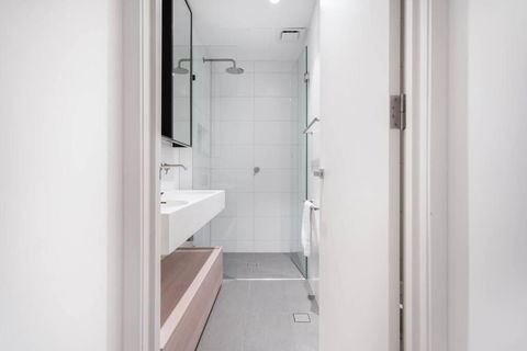 New Modern Design 3B2B House With Parking Near Toorak - Accommodation Bookings 3