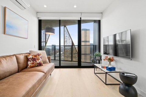 NEW Skyline View Luxury Apt Homey Heart Of ADL - Accommodation Bookings 0