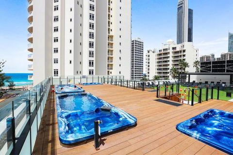 NEW Stunning Central Surfers Studio Apartment. - Accommodation Bookings 2