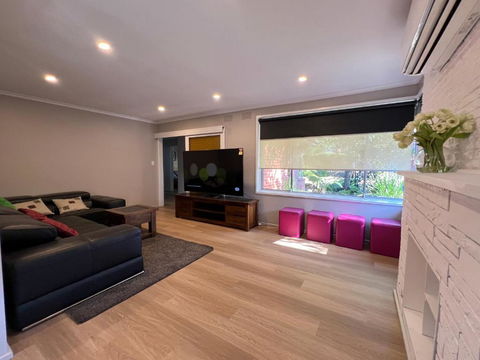 Newly Refurbished House- SuperFast Internet - Accommodation Bookings 0