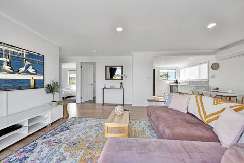 New Property Seabreeze Bungalow - Lakeview Sunset Delight At Sunshine On Lake Macquarie - Accommodation Bookings 3