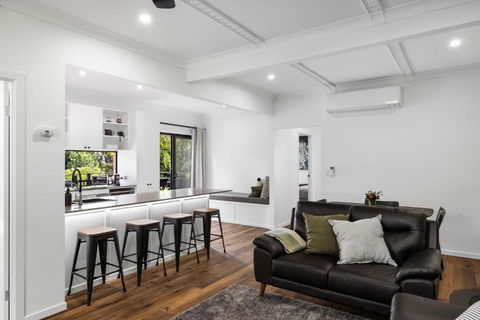 New Modern 2 Bedroom Mountain Retreat Escape - Accommodation Bookings 3