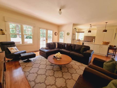 Noonan House, 5 Bedrooms. Hop & Skip To Town - Accommodation Bookings 2