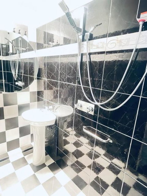 Northcote Spacious Studio - Accommodation Bookings 3