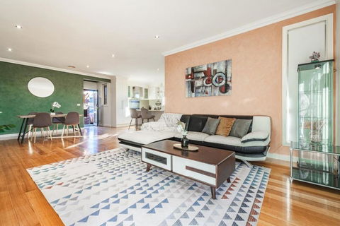 Nunawading Beautiful 3br Housedeckingcourtyard - Accommodation Bookings 1