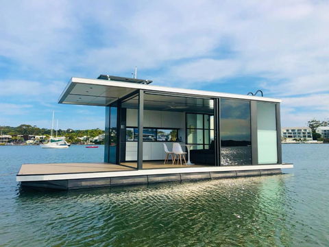 Oasis Noosa - Luxury Floating Eco Villas - Accommodation Bookings 3