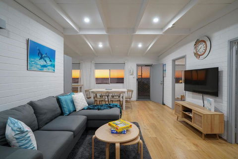 OCEA84 - Quinns Beach Shack: Ocean Views - Accommodation Bookings 3