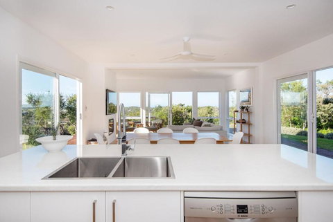 Ocean Panorama Atop The Rye Tea Trees - Accommodation Bookings 3