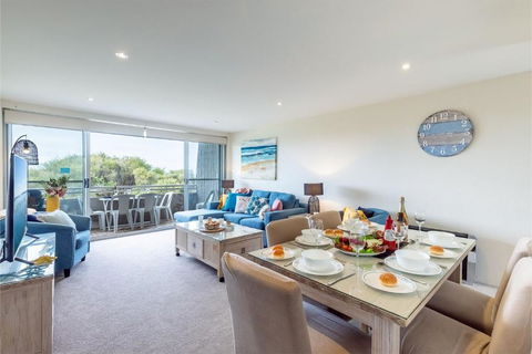 Ocean Shores, 5 27 Weatherly Close - Waterfront Unit With Views To Shoal Bay And Wifi - Accommodation Bookings 2