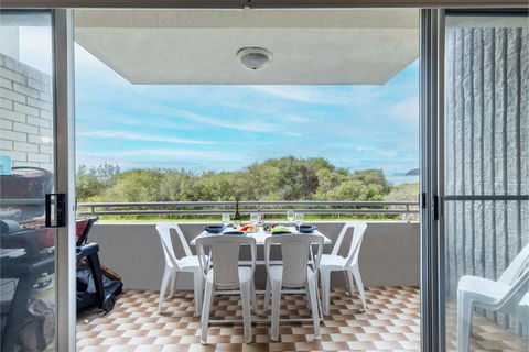 Ocean Shores, 5 27 Weatherly Close - Waterfront Unit With Views To Shoal Bay And Wifi - Accommodation Bookings 0