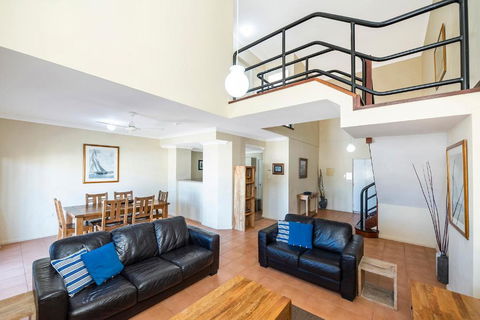 Ocean Sunsets - 2 Bedroom Converted Warehouse Apartment - Accommodation Bookings 1