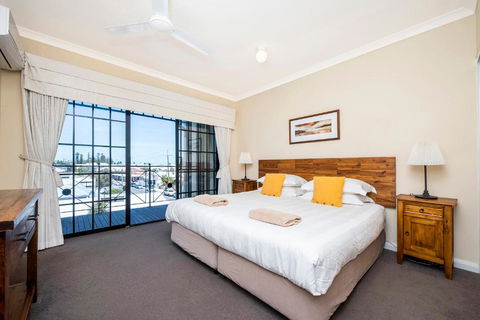 Ocean Sunsets - 2 Bedroom Converted Warehouse Apartment - Accommodation Bookings 0