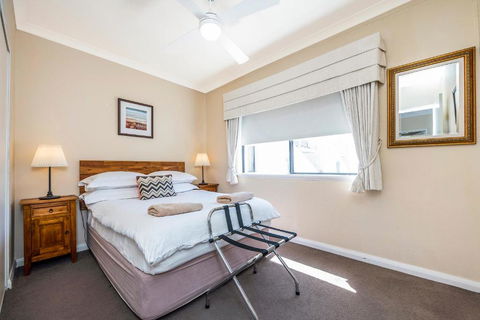 Ocean Sunsets - 2 Bedroom Converted Warehouse Apartment - Accommodation Bookings 2