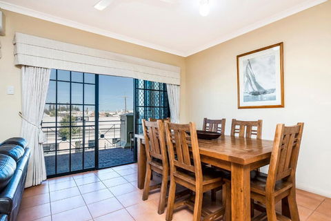 Ocean Sunsets - 2 Bedroom Converted Warehouse Apartment - Accommodation Bookings 3