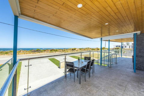 Ocean Surf - Luxury Apartment With Ocean Views - Accommodation Bookings 1