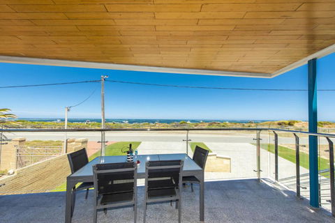 Ocean Surf - Luxury Apartment With Ocean Views - Accommodation Bookings 0