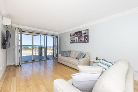 Ocean Surf - Luxury Apartment With Ocean Views - Accommodation Bookings 3