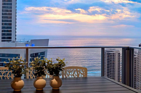 OCEAN VIEW APARTMENTS - Circle On Cavill - Self Contained & Privately Managed - Accommodation Bookings 0