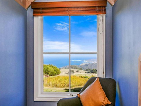 Ocean-view Hilltop Retreat - Accommodation Bookings 2