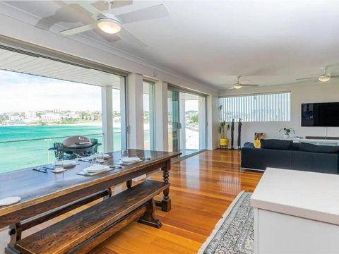 Ocean View Luxury 3 Bedroom Home With Balcony - Accommodation Bookings 0