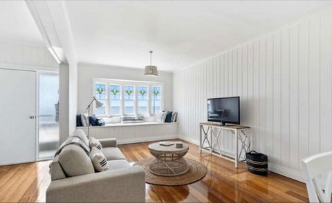 Ocean Views & City Convenience Perfect Getaway - Accommodation Bookings 2