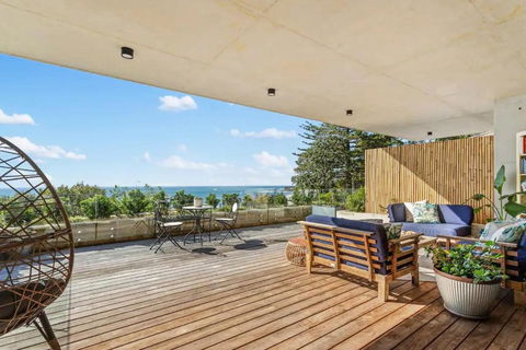 Ocean Views, Deck And Parking At Beach Apartment - Accommodation Bookings 0