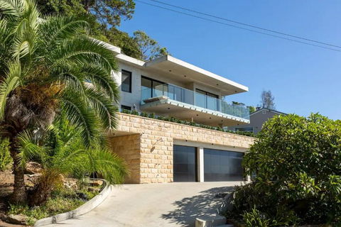 Ocean Views, Deck And Parking At Beach Apartment - Accommodation Bookings 1