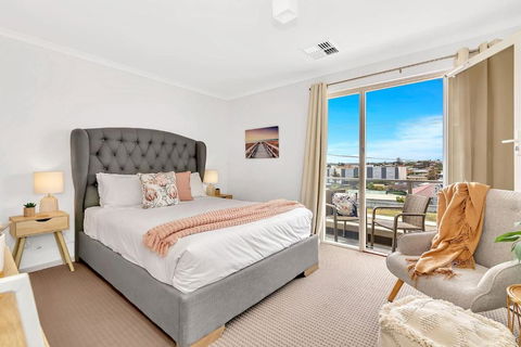 Oceanside At Christies Beach - Contemporary Comfort - Accommodation Bookings 0