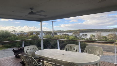 Off The Net - New Listing - Esplanade Property With Views Of The Channel - Accommodation Bookings 1