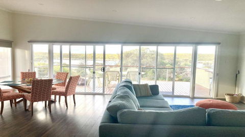 Off The Net - New Listing - Esplanade Property With Views Of The Channel - Accommodation Bookings 2