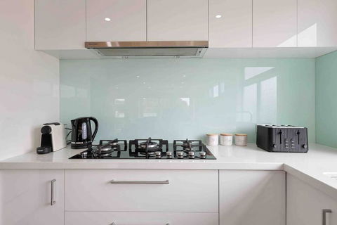 OG Spa Retreat- 3 Bedroom, Spa, Central, Aircon - Accommodation Bookings 2