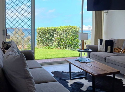 ON THE WATERS EDGE - Accommodation Bookings 2