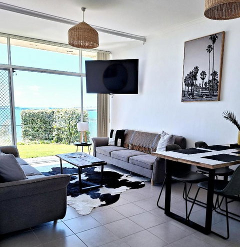 ON THE WATERS EDGE - Accommodation Bookings 1