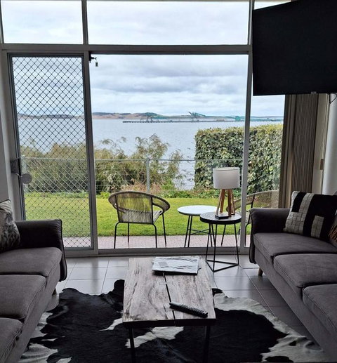 ON THE WATERS EDGE - Accommodation Bookings 0